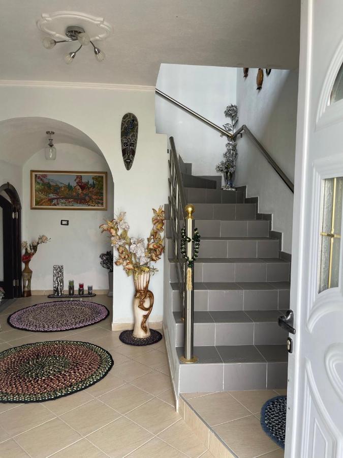 Leka GuestHouse Gjirokastër Eksteriør billede