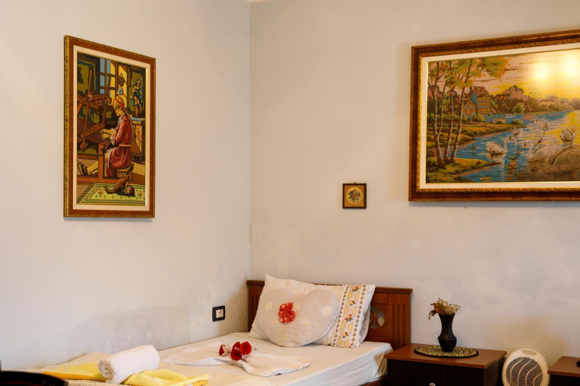 Leka GuestHouse Gjirokastër Eksteriør billede